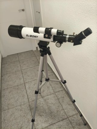 Telescopio SvBony con trípode
