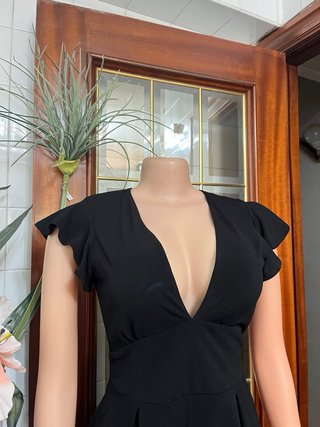 Mono corto Bershka negro volantes escote pico
