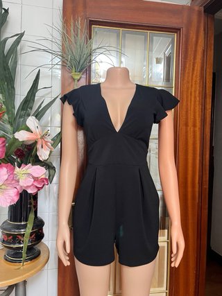 Mono corto Bershka negro volantes escote pico