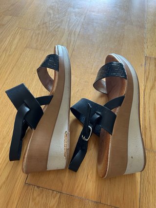 Sandalias de piel con cuña