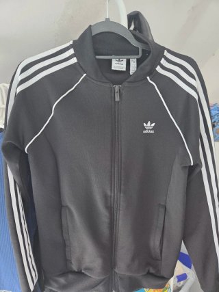 Chaqueta Adidas Negra con Rayas Blancas