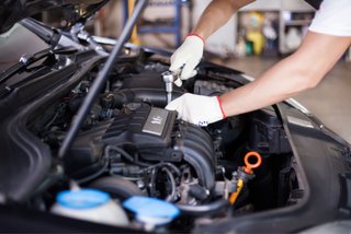 Se hacen mantenimientos de coches y motos