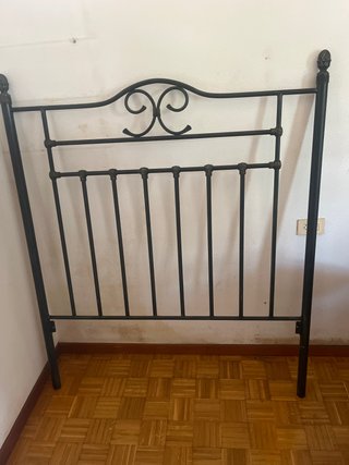 Cabecero de cama de metal negro