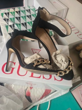 Sandalias Guess Negras con Cadena Dorada