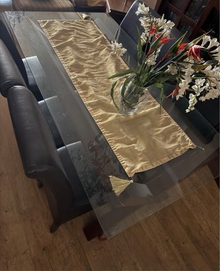 Mesa cristal y 6 sillas cuero