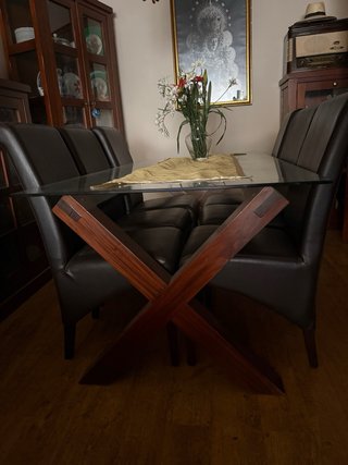 Mesa cristal y 6 sillas cuero