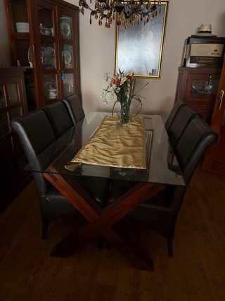 Mesa cristal y 6 sillas cuero