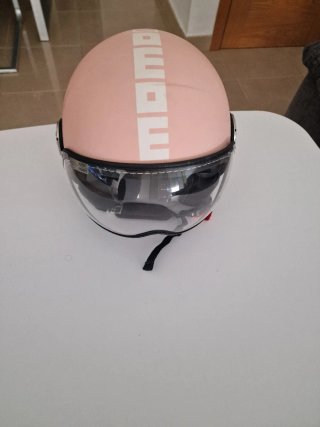 Casco de moto rosa con visera