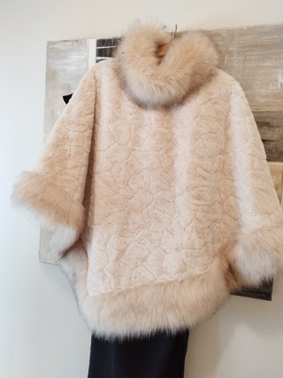 Capa piel sintética beige moda