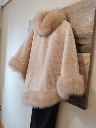Capa piel sintética beige moda