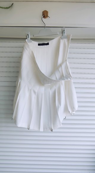 Falda plisada blanca