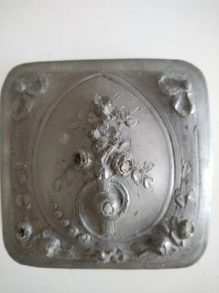 Lotteria di oggetti d'antiquariato: scatola, candelabro, vassoi