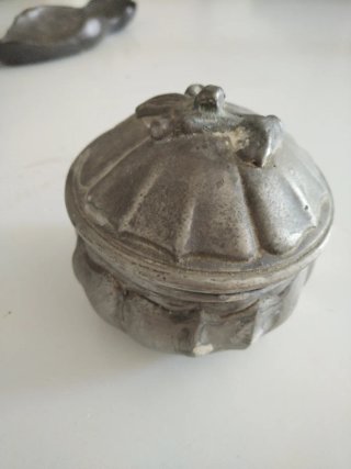 Lotteria di oggetti d'antiquariato: scatola, candelabro, vassoi