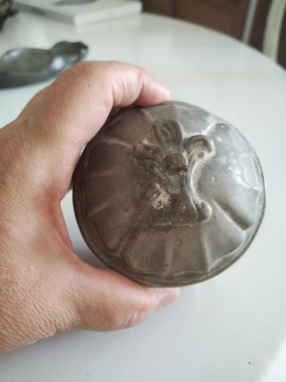 Lotteria di oggetti d'antiquariato: scatola, candelabro, vassoi