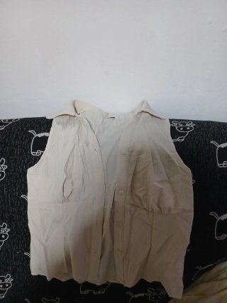 Camisa beige sin mangas para mujer