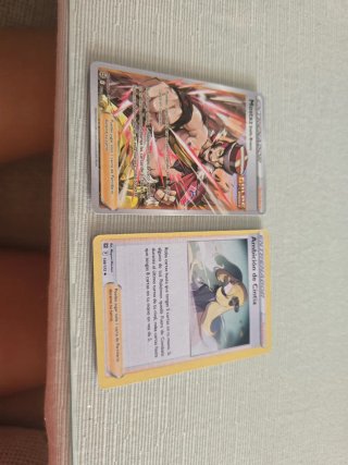 2 Cartas Entrenador Pokémon: Mostaz y Cintia