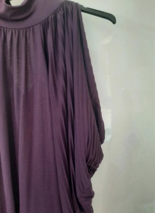 Vestido morado con cuello alto y hombros descubier