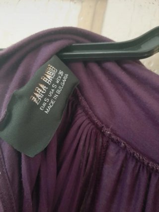 Vestido morado con cuello alto y hombros descubier