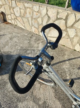 Bicicleta plateada con cesta