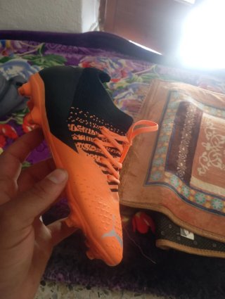 Botas de fútbol naranjas