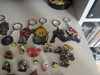 Lote llaveros y pins de videojuegos