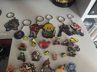 Lote llaveros y pins de videojuegos
