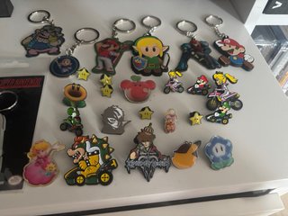 Lote llaveros y pins de videojuegos