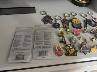 Lote llaveros y pins de videojuegos