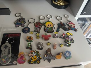 Lote llaveros y pins de videojuegos