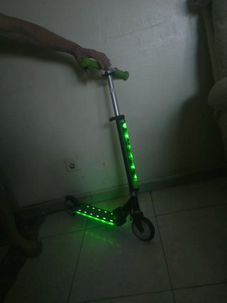 Patinete infantil con luces LED