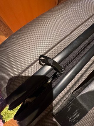 Maleta mediana Gabol gris. Tiene un tirador roto