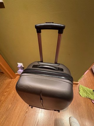Maleta mediana Gabol gris. Tiene un tirador roto