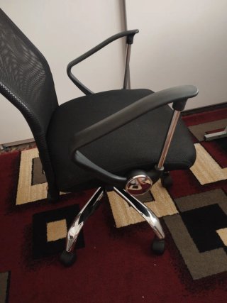 Silla de oficina giratoria negra