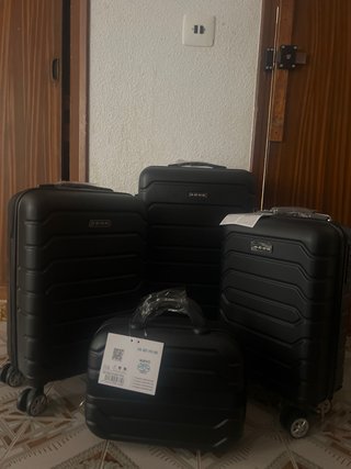 Bolsas de viaje compuesta por cuatro piezas