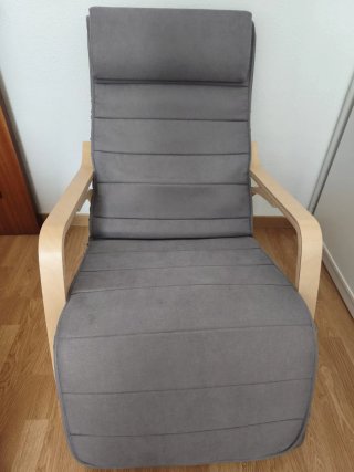 Mecedora gris de madera.