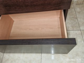 Cajonera de madera con detalles en rojo.