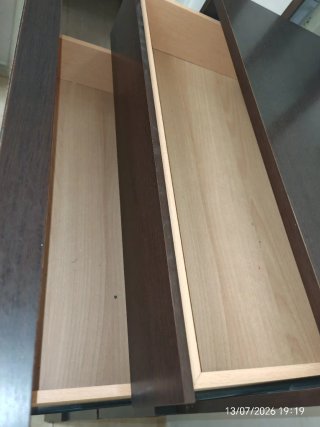 Cajonera de madera con detalles en rojo.