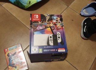 Nintendo Switch OLED Bianca + Custodia + 2 giochi