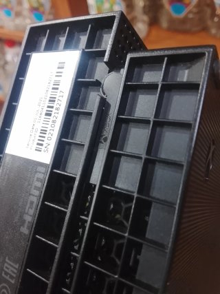 Xbox One X 1TB con su mando lista para jugar