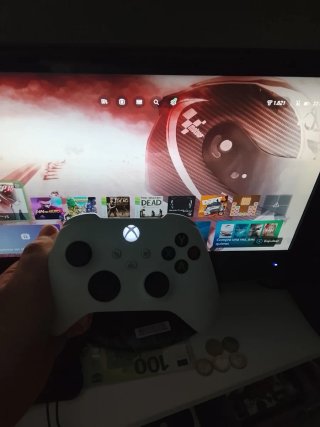Xbox One X 1TB con su mando lista para jugar