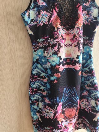 Vestido estampado floral y encaje