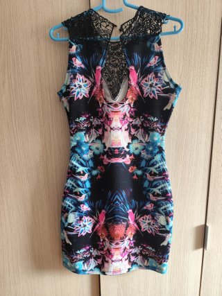 Vestido estampado floral y encaje