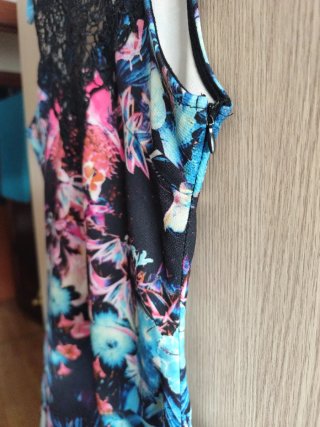 Vestido estampado floral y encaje