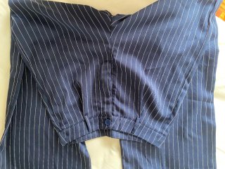 Pantalón azul con rayas blancas