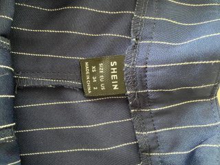Pantalón azul con rayas blancas