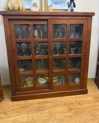 Mueble de madera con puertas de cristal
