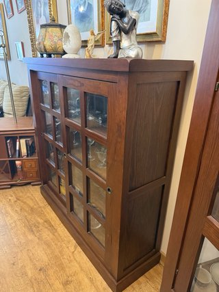 Mueble de madera con puertas de cristal