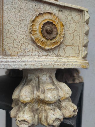 Antica base in legno decorata