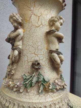 Antica base in legno decorata