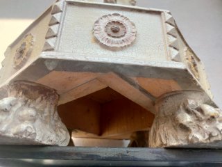 Antica base in legno decorata